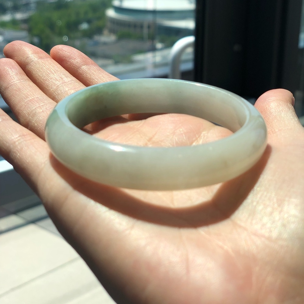 Jadeite jade bangle - Picture 5 of 7